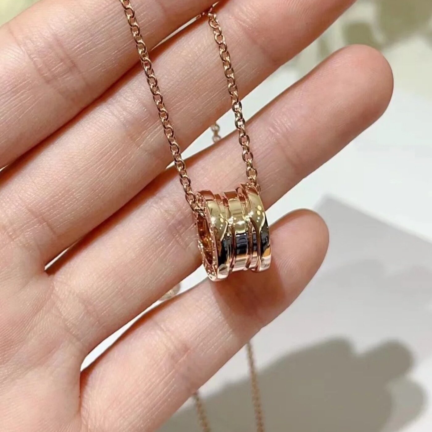 18k镀金弹簧项链女生轻奢专柜同款750玫瑰金小蛮腰白陶瓷首饰吊坠