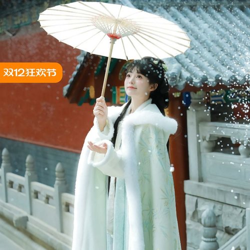 小说里白月光人手一件的斗篷