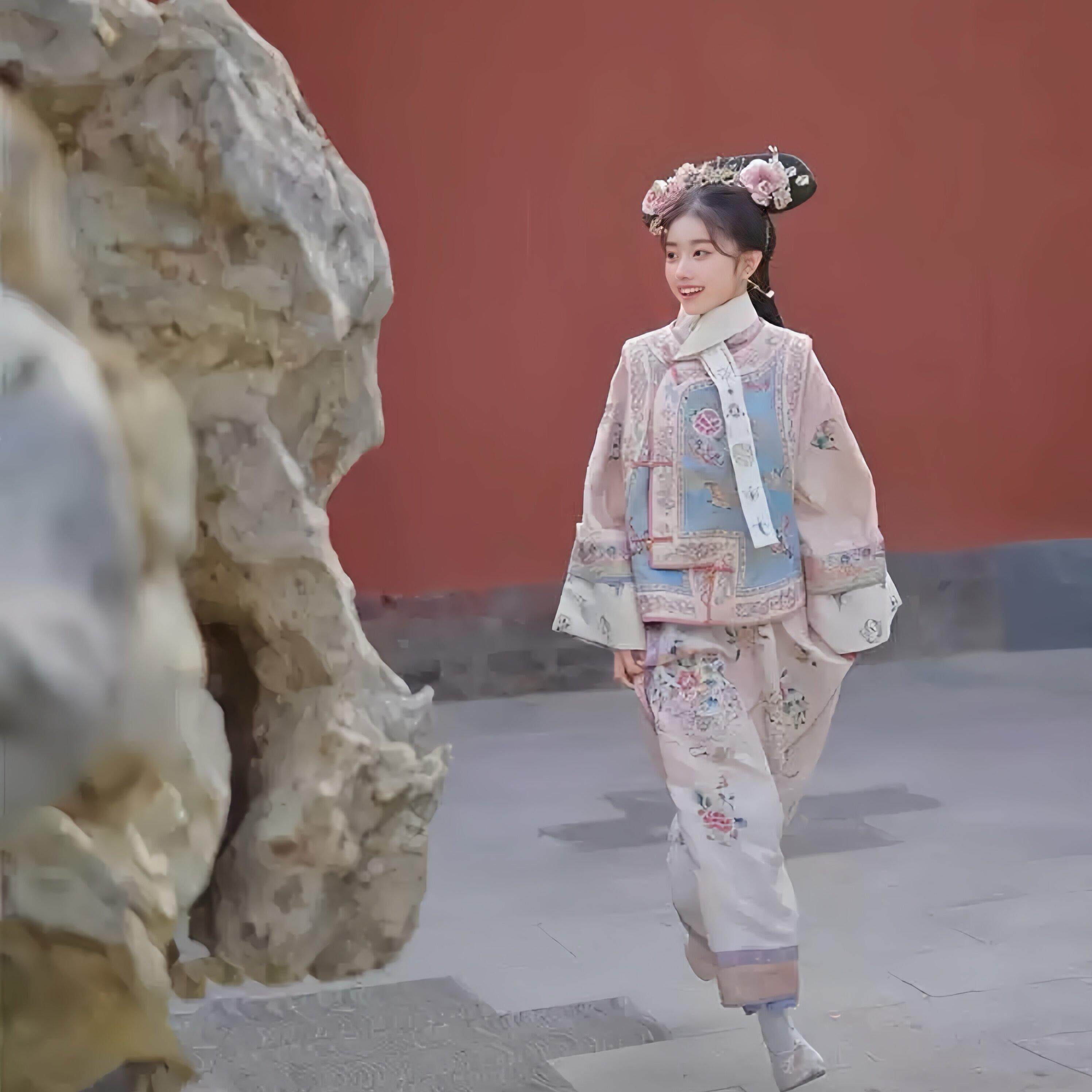 满清旗装宫廷格格服宽松粉色马甲旗袍高端中国风连衣裙北京旅拍服_虎窝淘