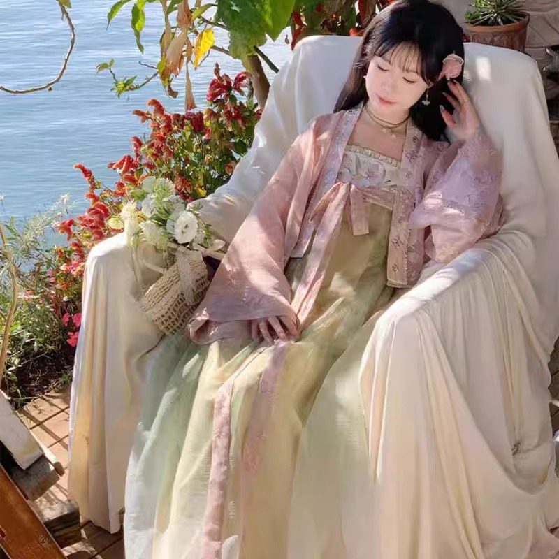 一袭汉服惊艳时光古韵自来