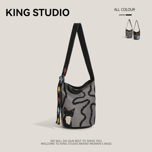 小众原创插画包女2025新款可爱猫咪卡通单肩斜挎包休闲帆布水桶包