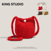 秋冬季 单肩斜挎包新年红色毛绒手机包 毛呢毛毛水桶包包女2026新款