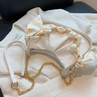 链条超火小众白色包包女夏2025新款潮高级感腋下包褶皱云朵斜挎包