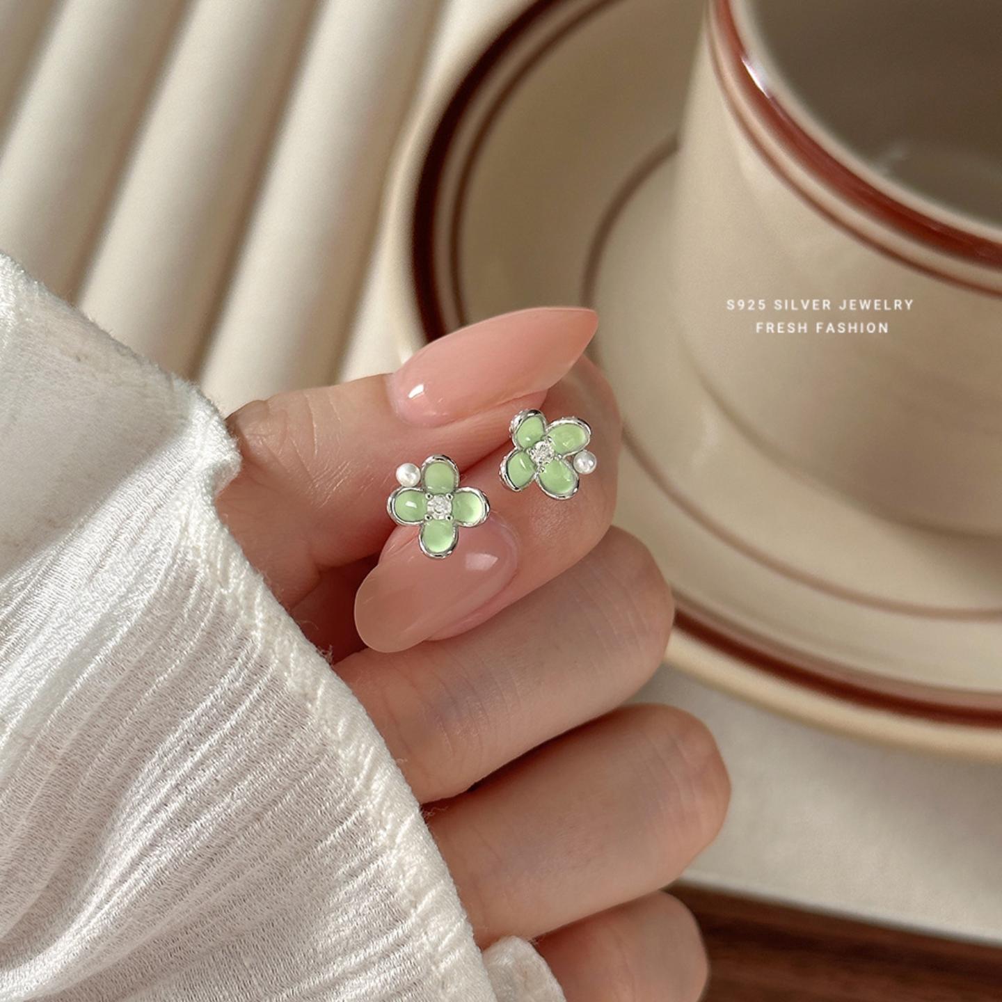 S925纯银绿色滴胶四叶草小花耳钉
