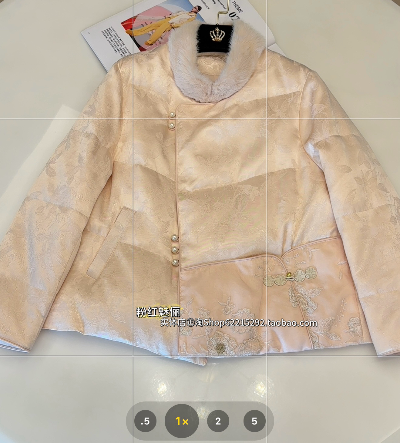 欧洲站12月29日实体店㊣2025新中式水貂刺绣提花盘扣白鹅绒羽绒服