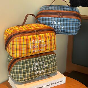Starry plaid makeup bag with partitioned storage for toiletr