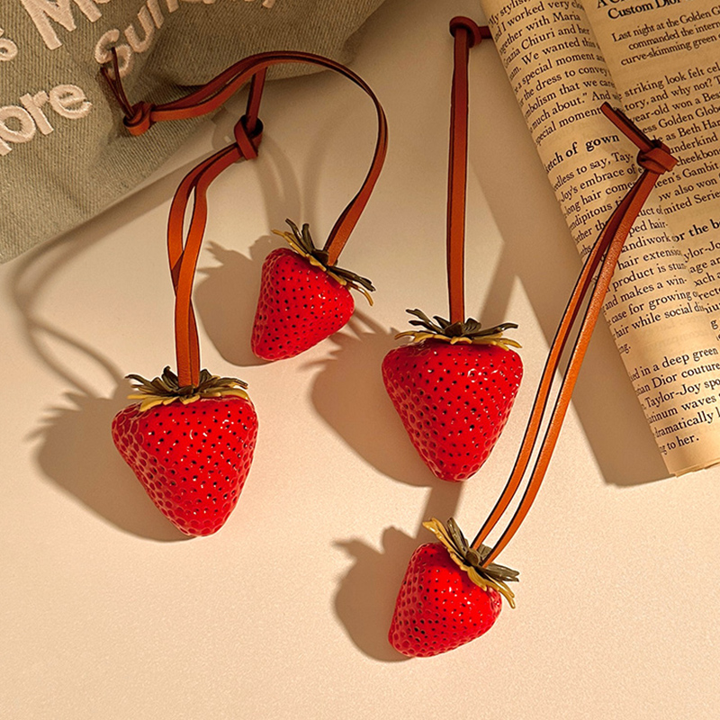 一颗大草莓包包挂件树脂立体仿真装饰汽车钥匙扣挂饰情侣闺蜜礼物