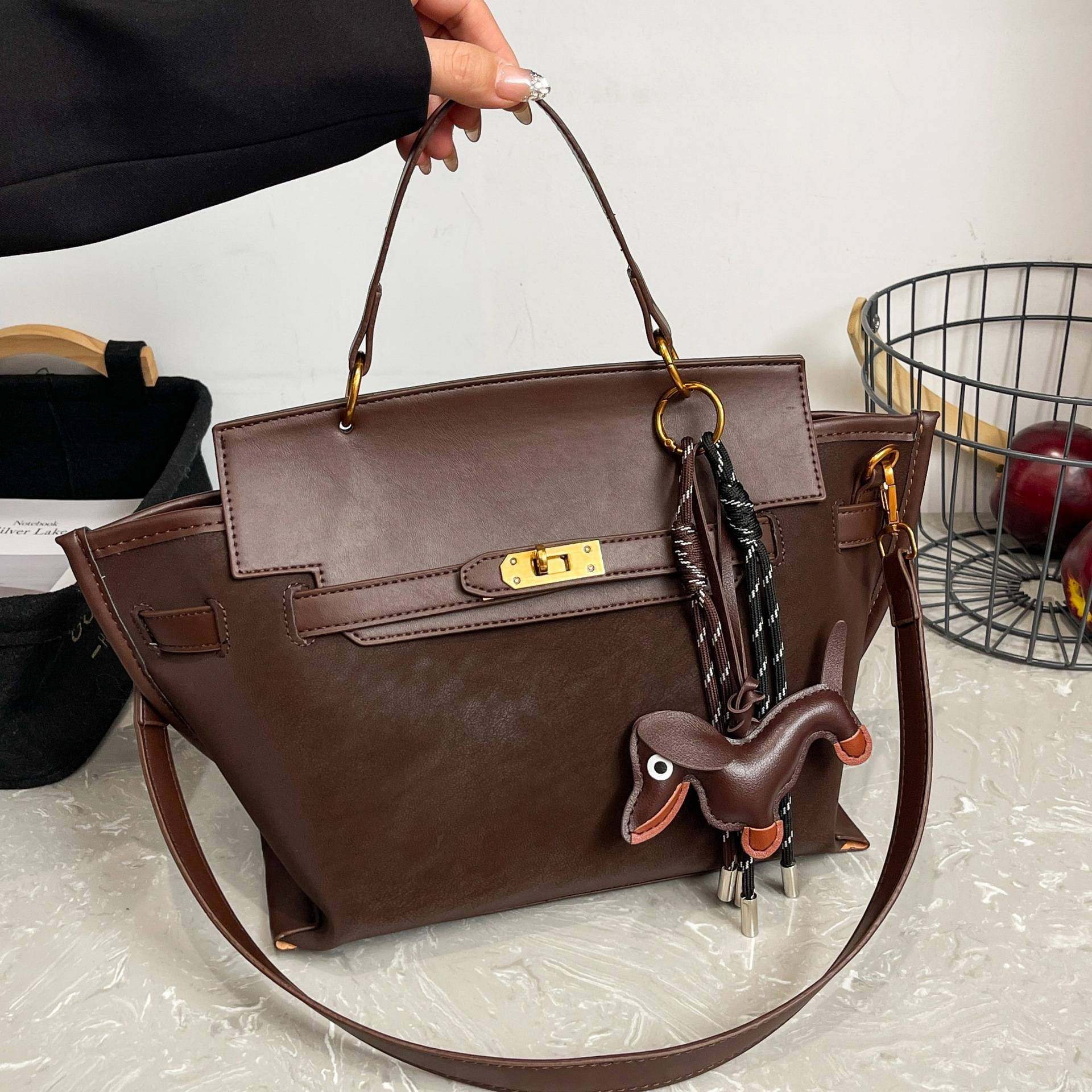 官方正品高级感包包女2025新款秋冬时尚通勤单肩包简约百搭手提单