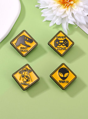 原创黄色标志卡通胸针恐龙外星人飞碟游戏机创意徽章学生书包装饰