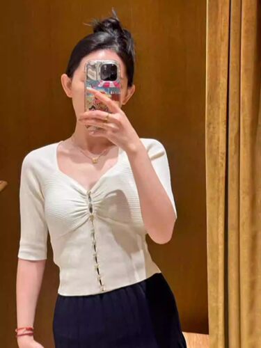 maSande2024春夏新花型纽扣装饰V领修身短款针织衫上衣SFPPU02328