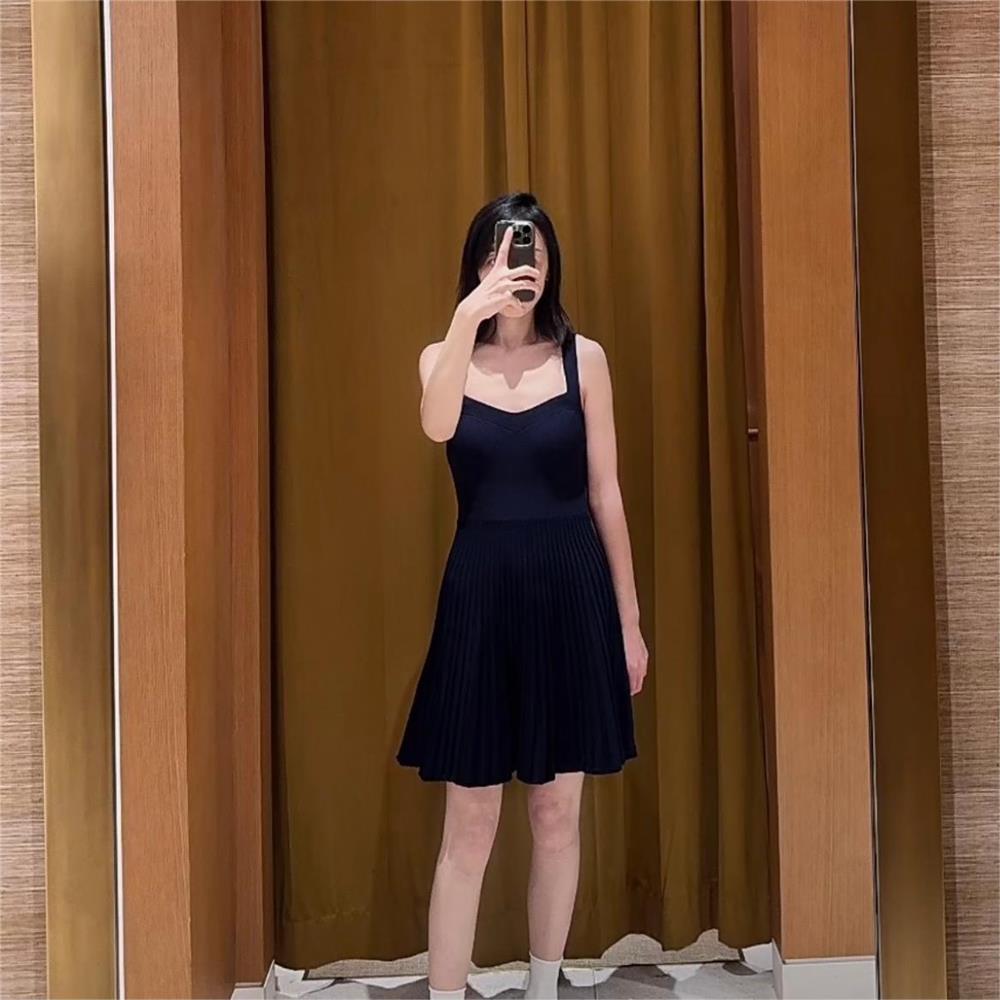 2025秋冬新款女装法式A字版型百褶修身针织吊带连衣裙SFPRO04497