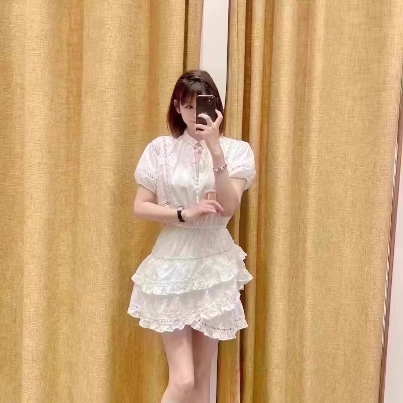 白色收腰短款蛋糕连衣裙