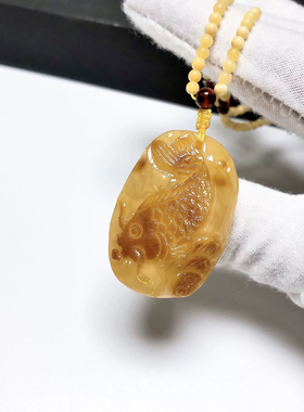 D766# 天然鸡油黄带原皮蜜蜡吊坠 连年有鱼33*26*14mm 重9克