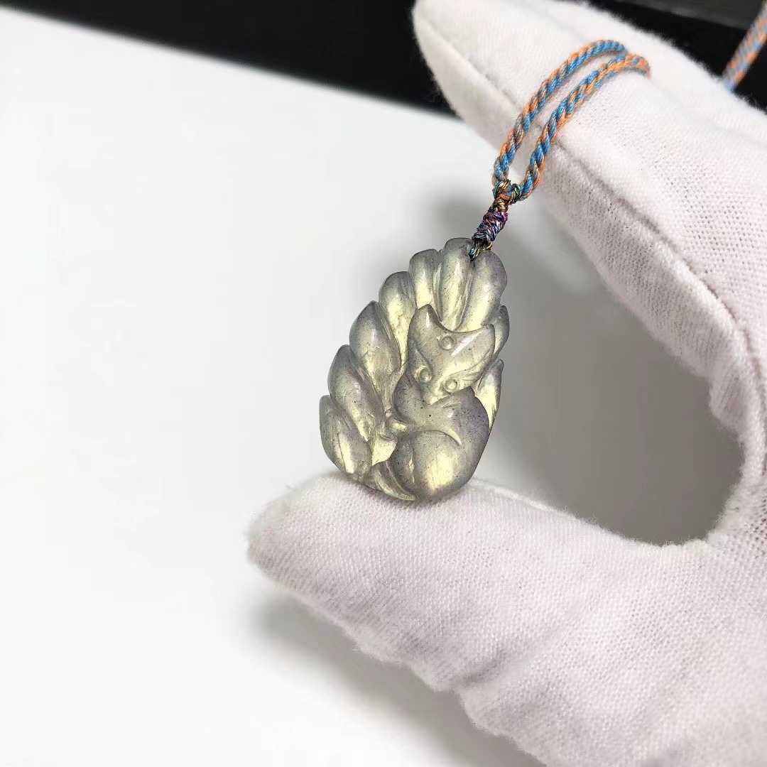 D1352# 天然灰月光石拉长石九尾狐吊坠27.3*17.8*6.8mm重量4.87克