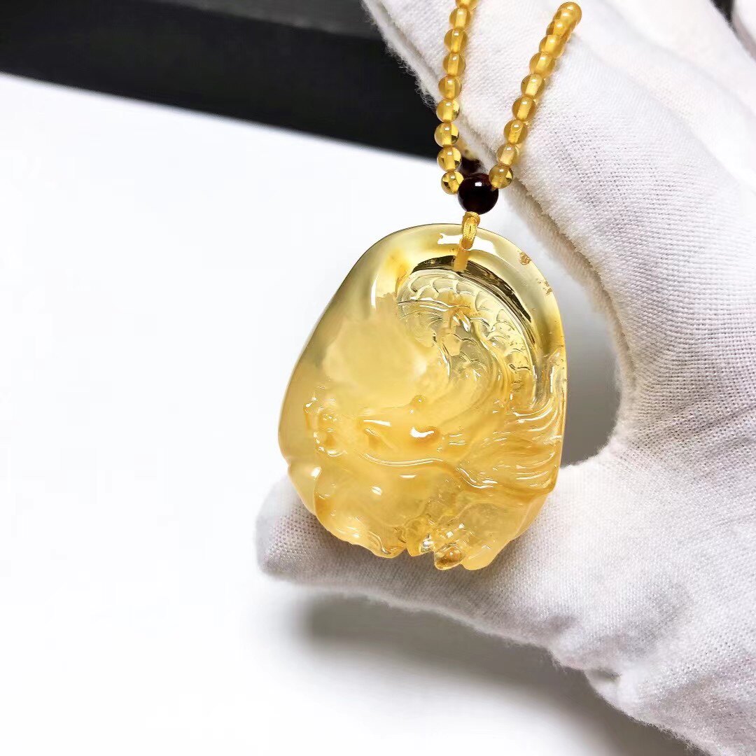 d1169# 天然原矿金绞蜜飘白花精工雕龙牌蜜蜡吊坠38.8*32.8*17mm