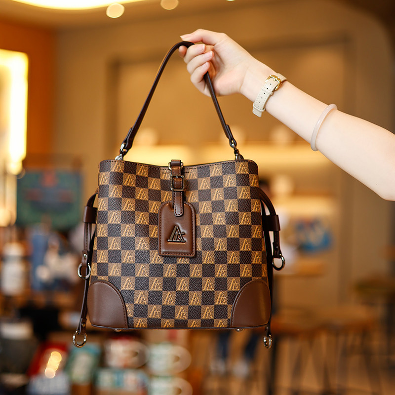 【专柜新品】香港AG品牌新款水桶包AG333棋盘格咖啡色