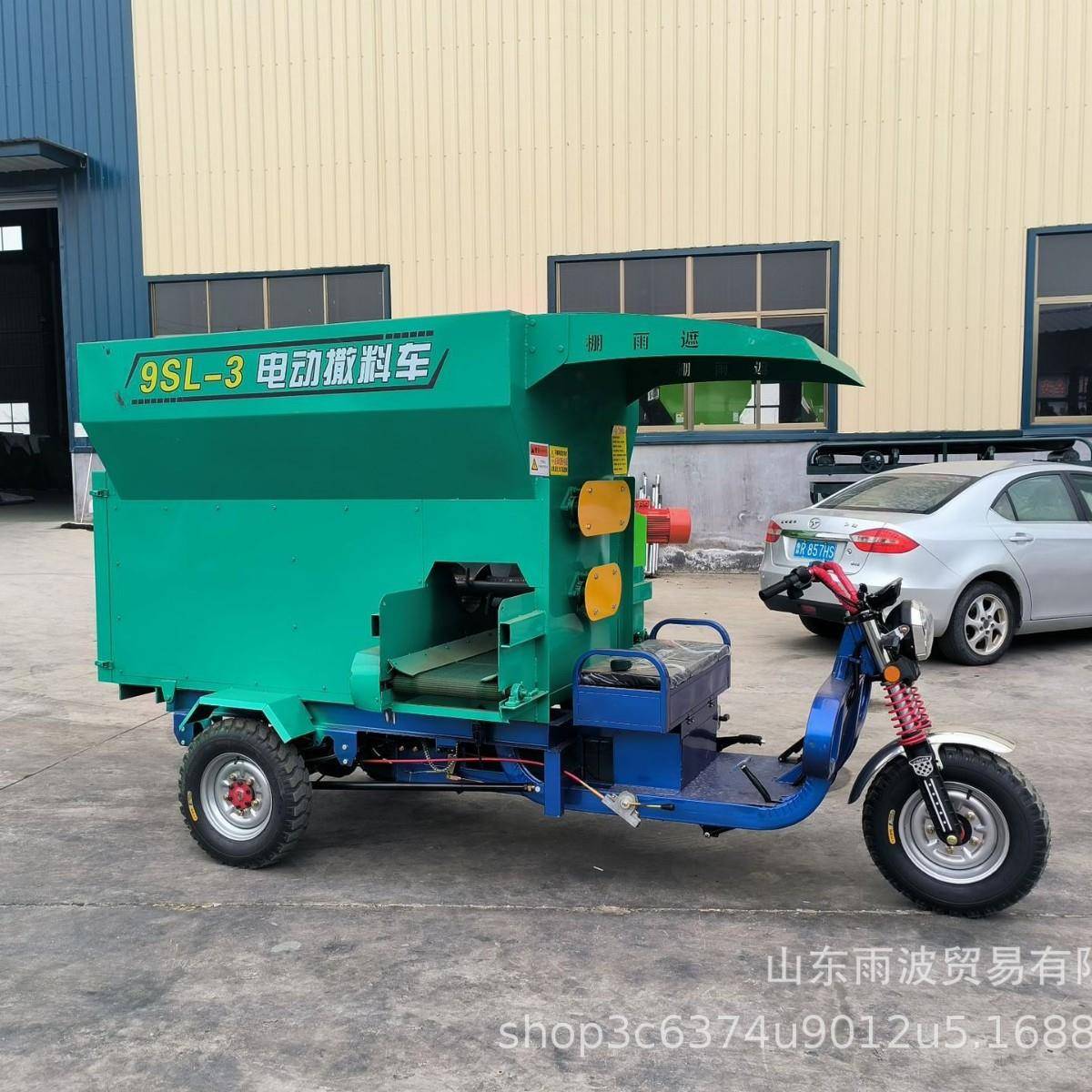 电动牛羊撒料车养殖场全自动撒草车牛场羊场三轮饲料投料机