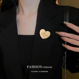 韩国小众the barnnet八奶同款金色爱心字母胸针fever桃心徽章别针