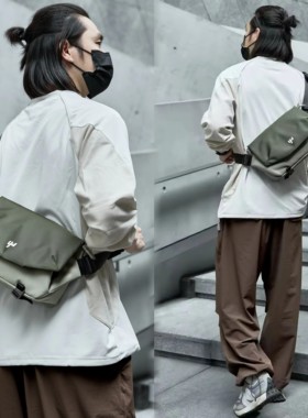 法国Cavi KIong男斜挎包大容量胸包新款外出通勤便携包邮差包挎包