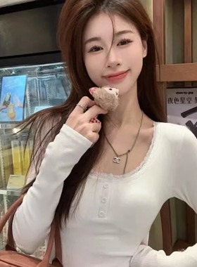 纯欲辣妹磨毛保暖内搭长袖T恤女秋2024新款蕾丝拼接纽扣短款上衣