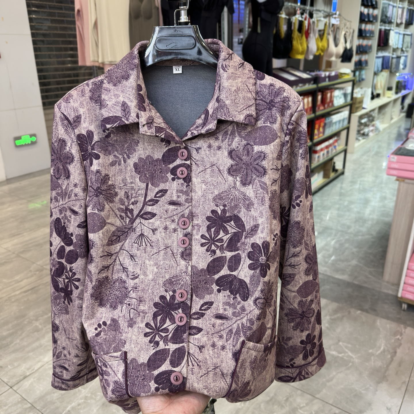 中老年妈妈翻领印花单排扣衬衫