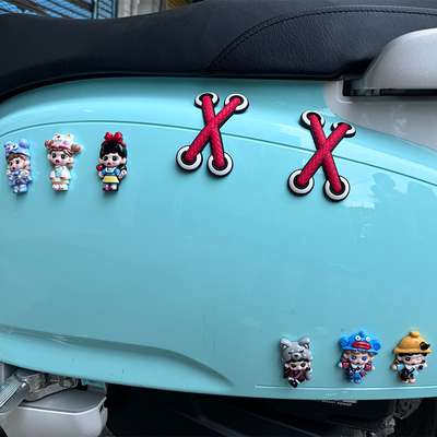 适用本田NWF125摩托可爱捣蛋女孩车身装饰立体创可贴划痕遮挡贴纸