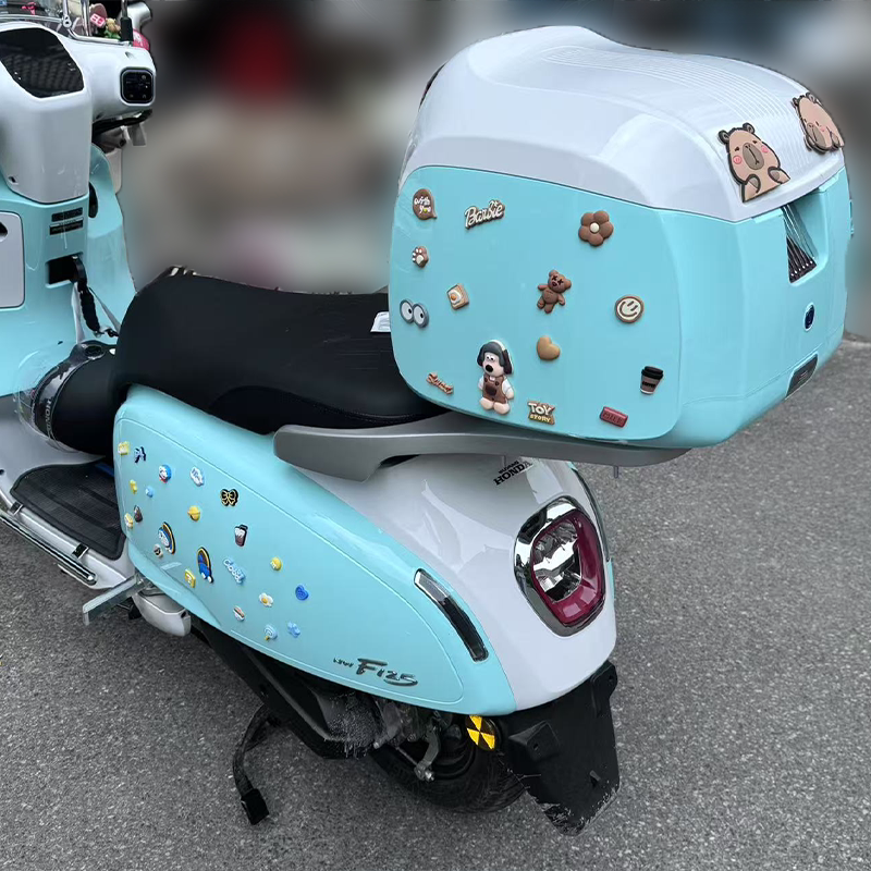 适用本田F125车身哆啦A梦立体软胶装饰贴纸尾箱卡皮巴拉改装配件