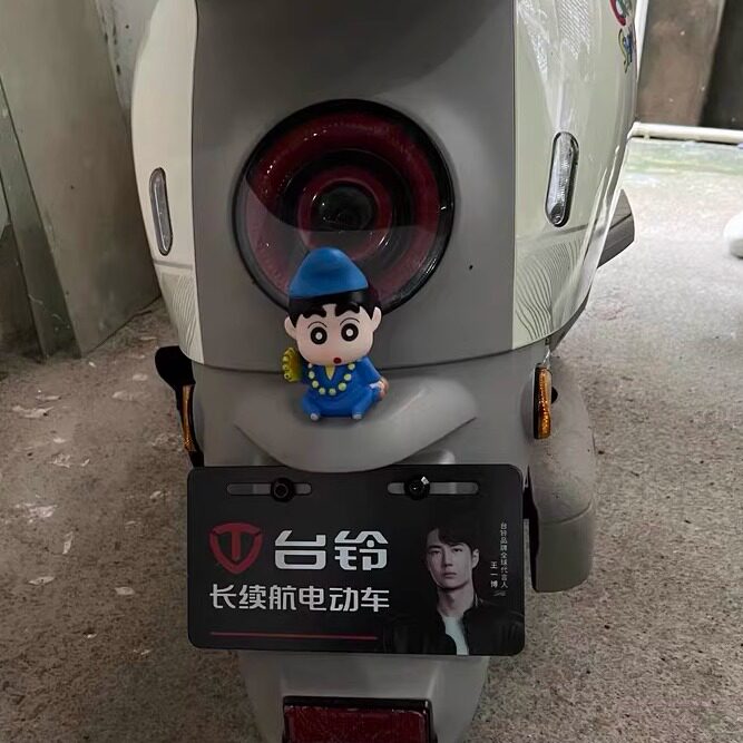 适用台铃爱玛雅迪电动车可爱蜡笔小新装饰小摆件小牛九号车尾公仔