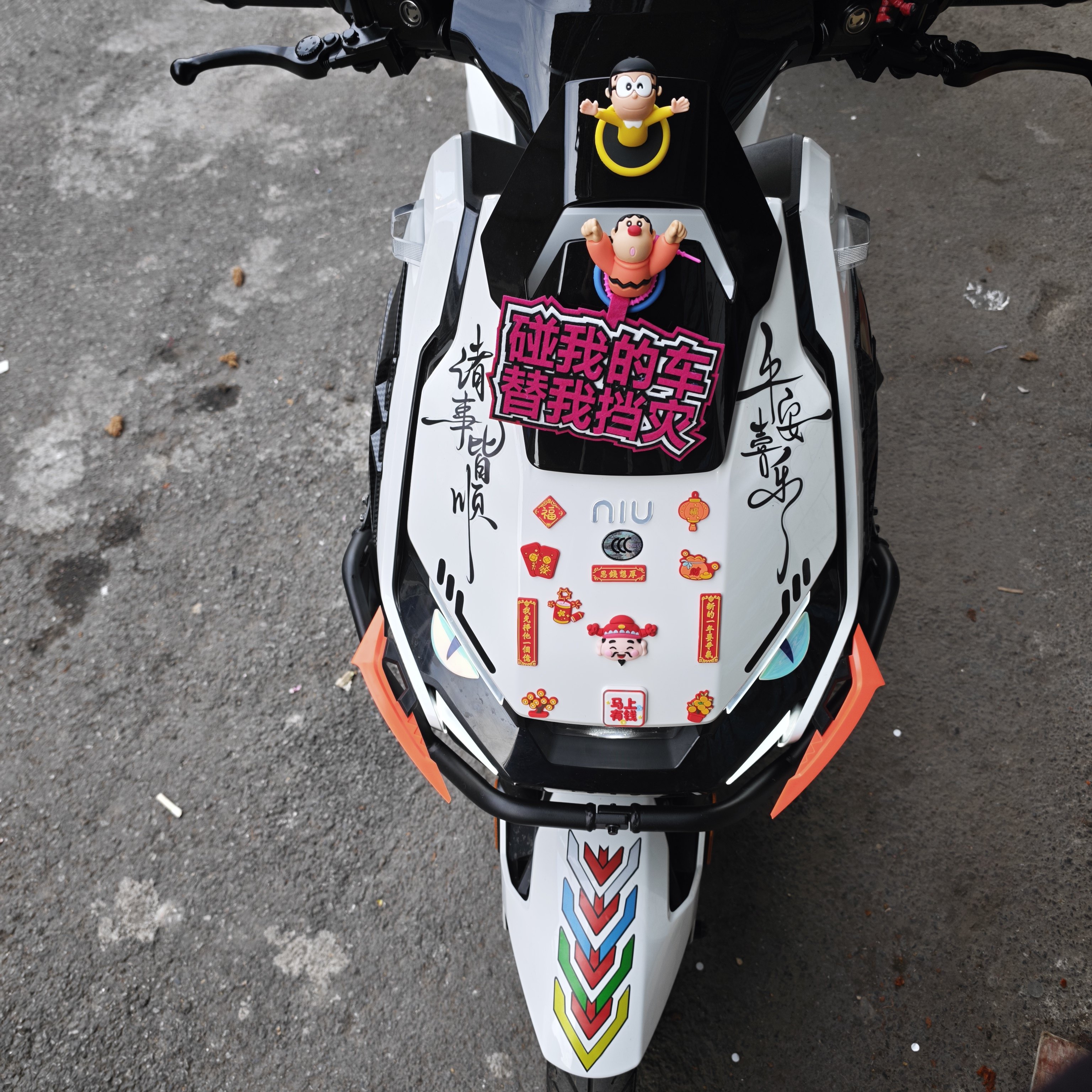 适用小牛FX/FXT电动车3D立体财神爷对联软胶装饰车头文字防水贴纸