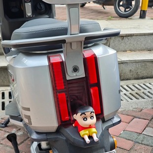 适用于台铃超能S苍穹电动车改装 饰公仔 配件小摆件车尾蜡笔小新装