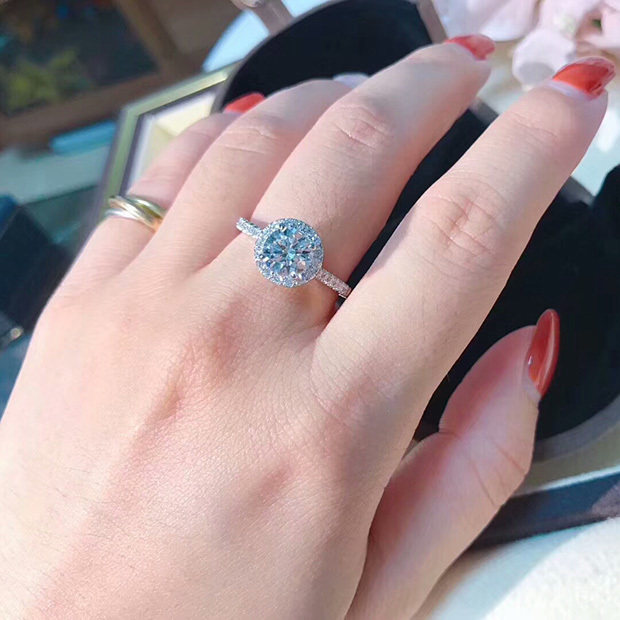 莫桑石戒指女1.5克拉钻戒 d色四爪包镶仿真钻石纯银镀18k白金正品