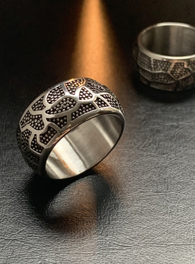 磐石-权戒拇指钛钢宽版戒指裂纹