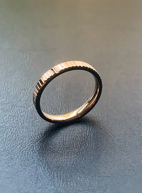 恶之花-玫瑰金窄型钛钢食指尾戒