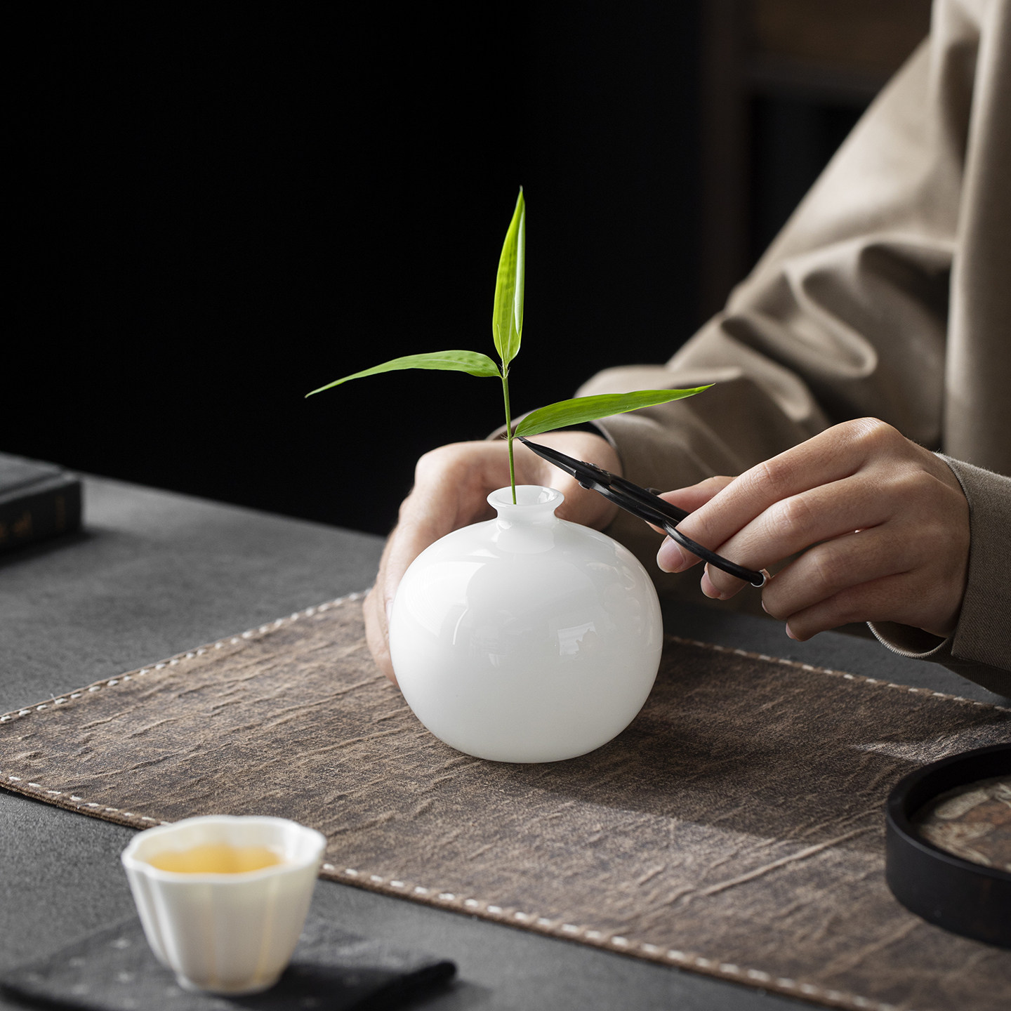 璞玉冰种玉瓷景德镇小花瓶高档白瓷花瓶茶道花插陶瓷茶桌摆件装饰