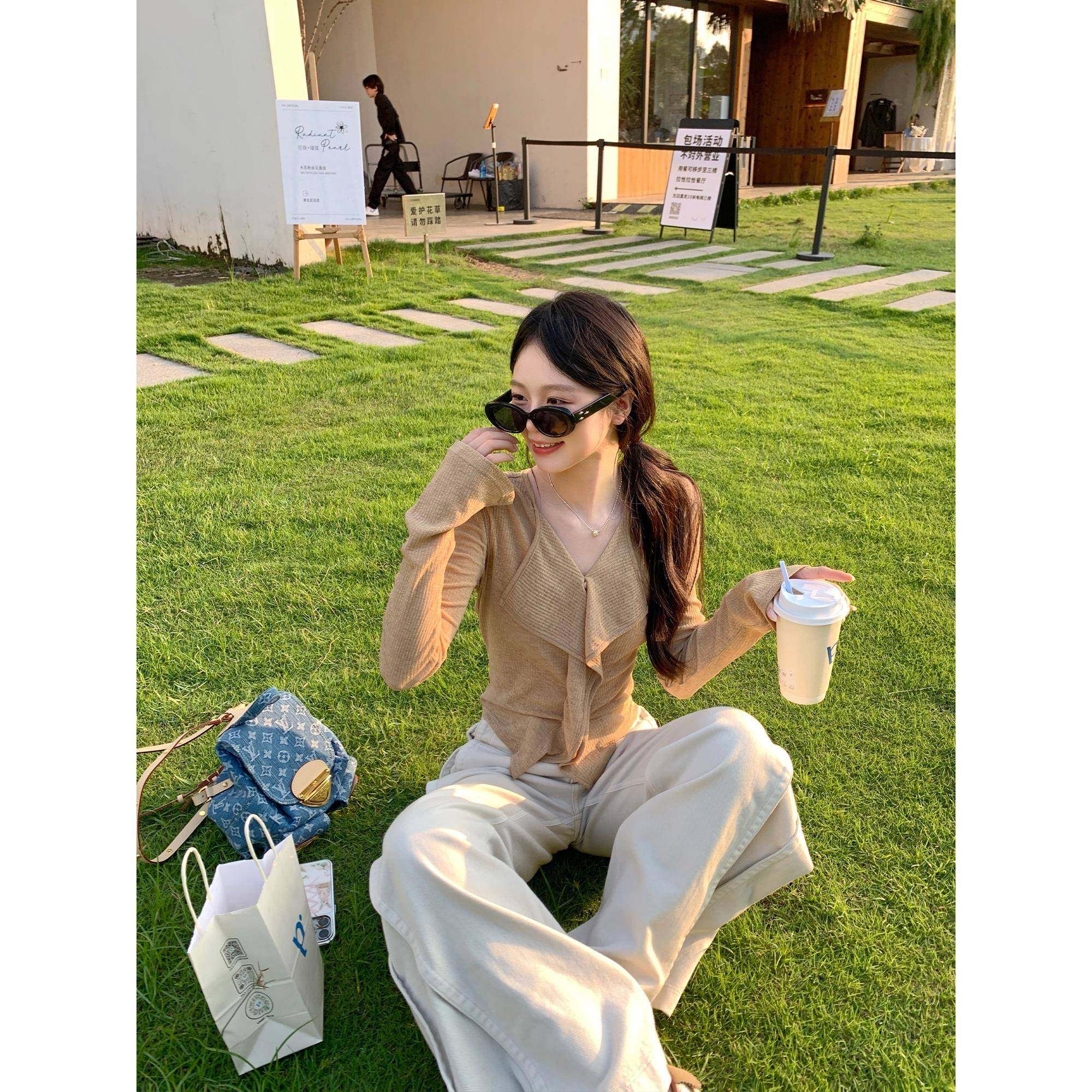 切糕自制小个子秋季女款长袖V领上衣卡其色设计感荷叶边针织衫