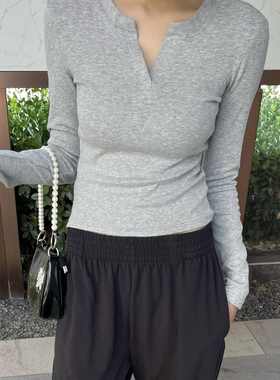 LIL CHER花灰色v领针织打底上衣女2025年春秋新款纯色内搭长袖t恤