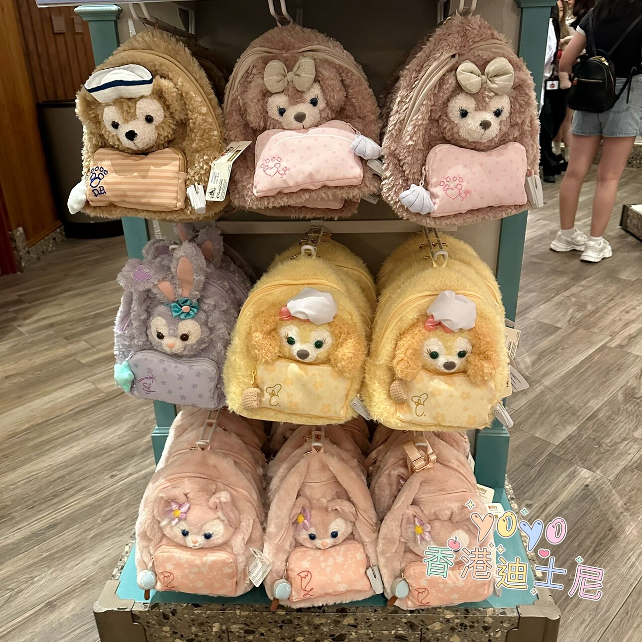 香港迪士尼可爱卡通玲娜贝儿饼饼达菲熊雪莉玫毛绒公仔双肩背包