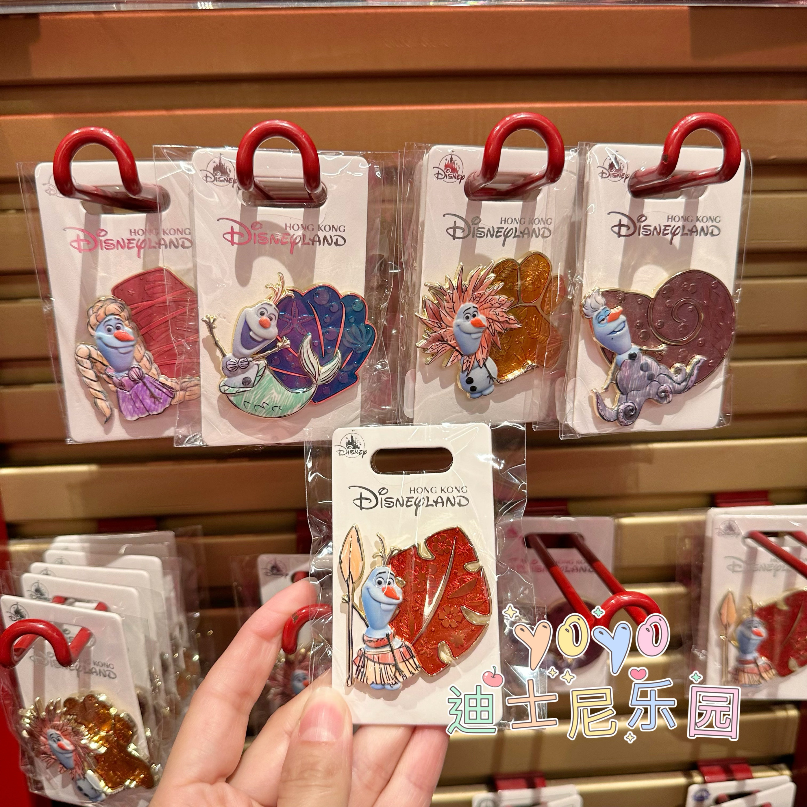 香港迪士尼 冰雪奇缘olaf雪宝公主乌拉苏卡通变装搞怪收藏徽章pin