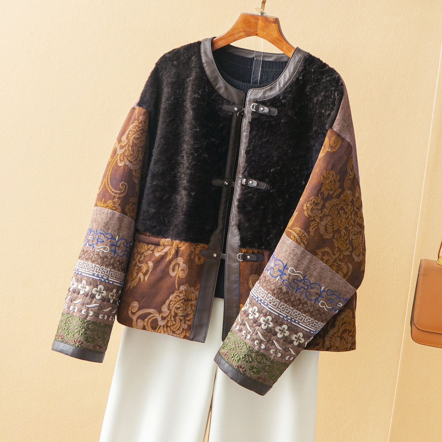 蛮文 精致奢贵 小众设计中式民族刺绣+皮毛一体鹅绒服外套女56253