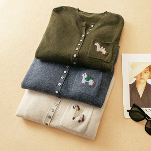 纯山羊绒半开襟圆领贝壳扣羊绒衫 彩小马刺绣 59198 重工钉珠 蛮文