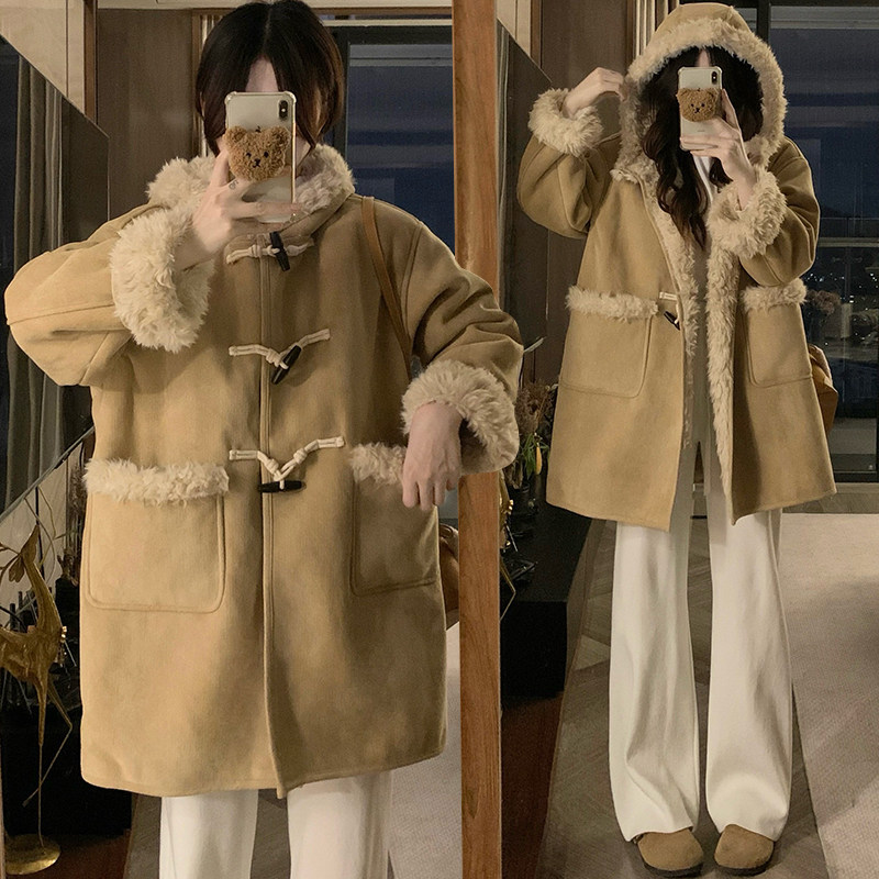 实拍米杏色韩系高级感皮毛一体新款气质连帽牛角扣外套