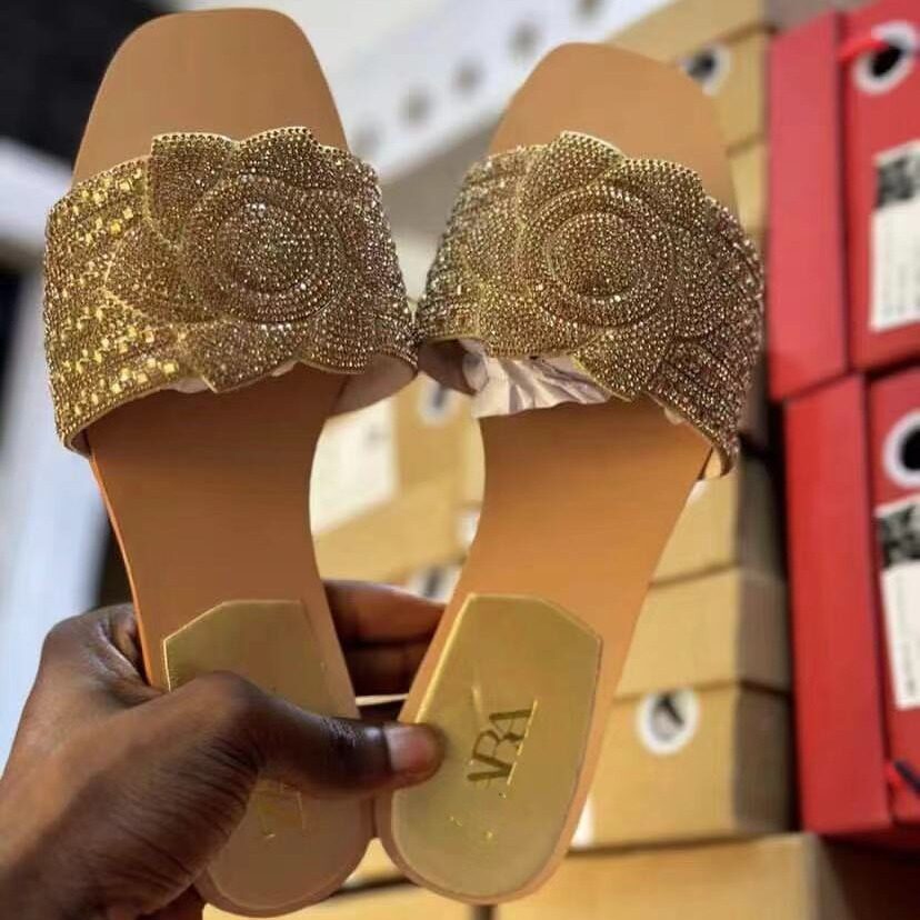 速卖通欧美新款花朵水钻平底凉拖鞋时尚外穿百搭一字型女鞋Sandal
