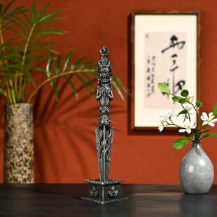 色达宁玛噶陀铁铸金刚橛多种圣物融合的十二指秽迹普巴金刚杵供奉