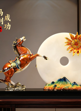 马到成功珐琅彩轻奢桌面祝福摆件