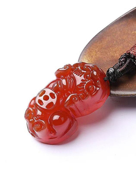 天然白玛瑙貔貅吊坠背钱款玉髓貔貅项坠 礼物