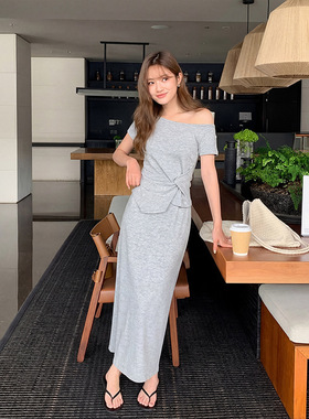 THE MIND 新款斜肩设计感上衣+半裙两件套2026春季时尚休闲套装女