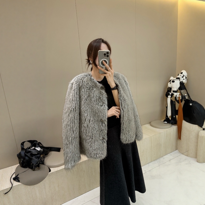 摩登197圆领暗扣毛毛短款外套