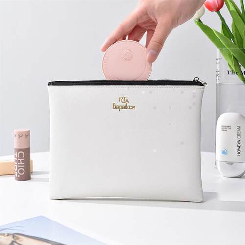 Make-up bags with a large capacity and a high-value makeup b