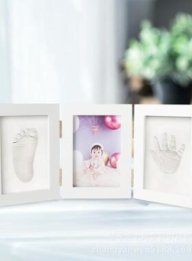 The babys hands and feet are muddled, the hand and feet are