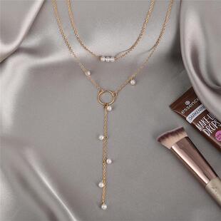 The Euro-American flavour pearls hang around the chain of th